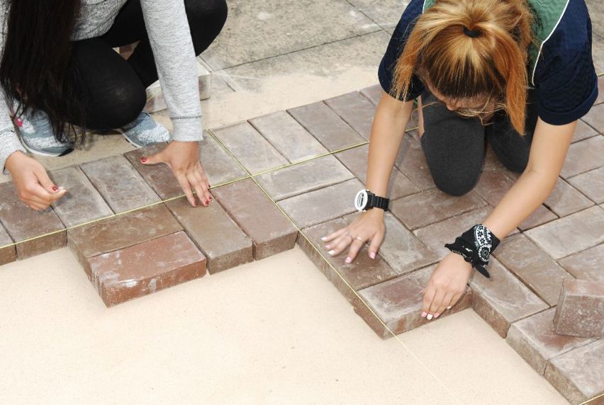 People laying bricks 